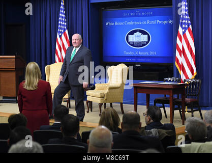 Us-Staatssekretär für Landwirtschaft Sonny Perdue im Weißen Haus Konferenz über ländliche Wohlstand in Washington, D.C., am 30. Januar 2018. Er wurde von Vice President Mike Pence, US-Innenminister Ryan Zinke, die US-amerikanische Gesundheitsbehörde Kommissar Scott Gottlieb, ich und zahlreiche andere Regierungsmitglieder verbunden. DOI Stockfoto