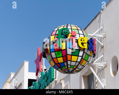 ALBUFEIRA, Algarve/Portugal - MÄRZ 10: Bunte Straße Zeichen in Albufeira in Portugal am 10. März 2018 Stockfoto