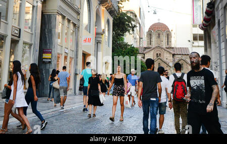 Fußgängerzone Ermou ist immer besetzt mit Käufern und Touristen. Stockfoto