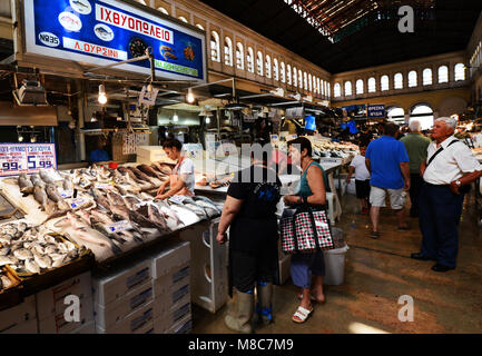 Kunden, die frischen Fisch an der Varvakios Agora (Markt) in Athen, Griechenland. Stockfoto