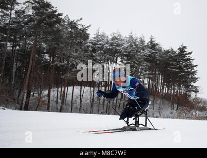 Großbritanniens Scott Meenagh konkurriert in der Männer 15 km, sitzend Biathlon am Alpensia Biathlon Zentrum am Tag sieben der 2018 Winter Paralympics PyeongChang in Südkorea. Stockfoto