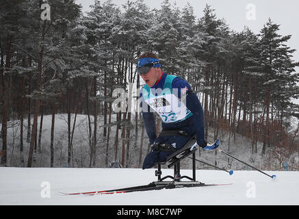 Großbritanniens Scott Meenagh konkurriert in der Männer 15 km, sitzend Biathlon am Alpensia Biathlon Zentrum am Tag sieben der 2018 Winter Paralympics PyeongChang in Südkorea. Stockfoto