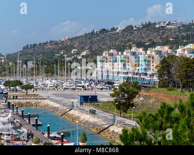 ALBUFEIRA, Algarve/Portugal - MÄRZ 10: Blick auf die Marina in Albufeira Portugal am 10. März 2018. Nicht identifizierte Personen Stockfoto