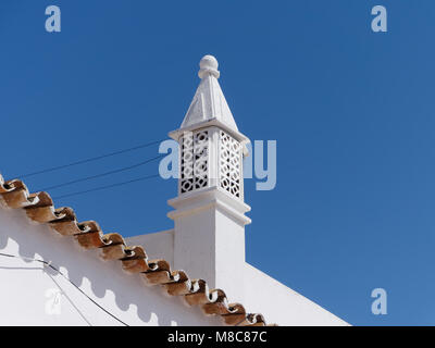 ALBUFEIRA, Algarve/Portugal - MÄRZ 10: Weißer Turm in Albufeira Portugal am 10. März 2018 Stockfoto