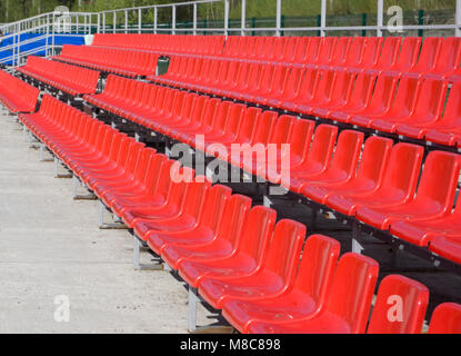 Blau, rot, weiß Sitzreihen auf dem Stadion Stockfoto