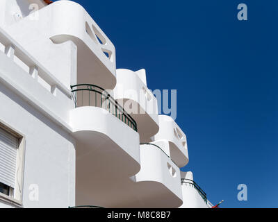 ALBUFEIRA, Algarve/Portugal - MÄRZ 10: Blick auf ein weißes Gebäude bei Albufeira in Portugal am 10. März 2018 Stockfoto