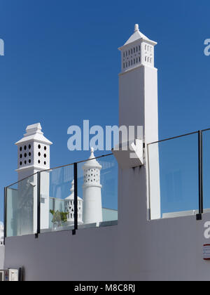 ALBUFEIRA, Algarve/Portugal - MÄRZ 10: White Towers in Albufeira Portugal am 10. März 2018 Stockfoto