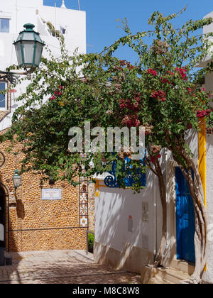 ALBUFEIRA, Algarve/Portugal - MÄRZ 10: Straßenszene in Albufeira Portugal am 10. März 2018 Stockfoto