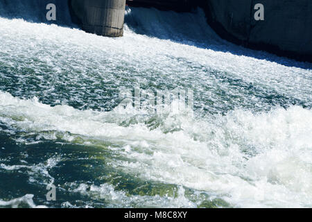 Schöne leistungsstarke rapid Dampf des Berg River fließt zwischen Kies Felsen. Stockfoto