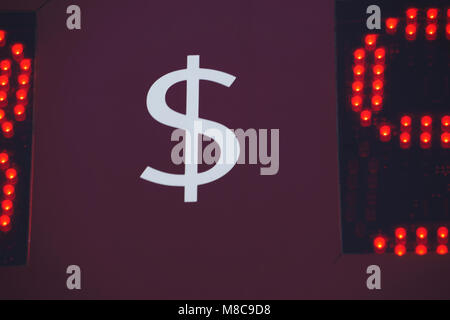 Mit den Worten Verkaufen Kaufen auf die finanziellen Planungen. Selektive ficus Euro, Dollar Stockfoto