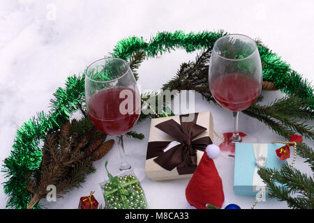 Grüne Weihnachten Weihnachtsbaum Lametta, Kugeln, Kegel und Wein. Die Aussicht von oben. Stockfoto