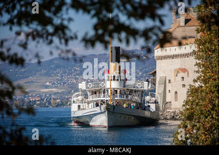 Historische Raddampfer im Chateau de Chillon am Genfer See, schöne Szene, von grünen Bäumen gerahmt Stockfoto