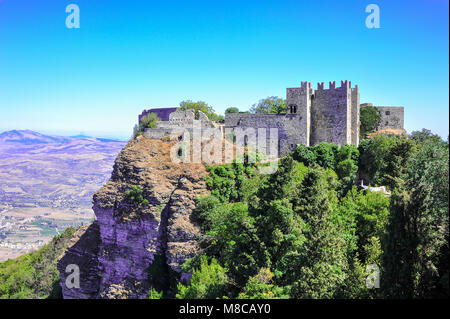 Castello di Venere (Schloss der Venus), Sitzstangen auf den Monte Erice, Sizilien. Alten normannischen Ruinen auf einem grünen Berg gegen den blauen Himmel Hintergrund Stockfoto