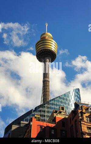 Blick auf den Sydney Tower, auch als Westfield Centrepoint oder der Sydney Auge Turm bekannt. In der CBD gelegen es Sydney höchstes Gebäude mit 309 m. Stockfoto