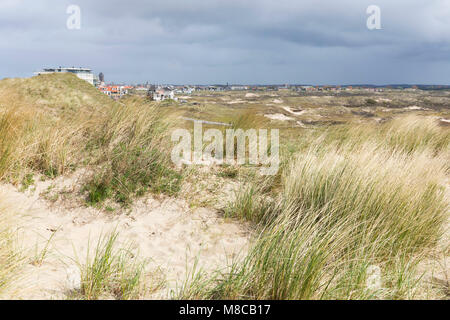 Strand en duinen Zandvoort met Hollandse wolkenlucht Stockfoto