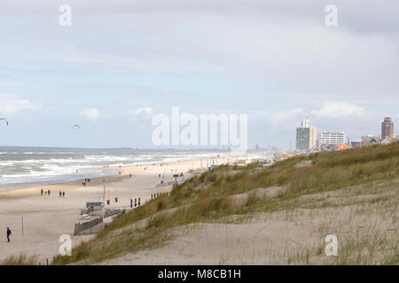 Strand en duinen Zandvoort met Hollandse wolkenlucht Stockfoto