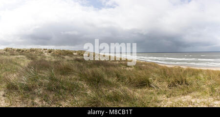 Strand en duinen Zandvoort met Hollandse wolkenlucht Stockfoto