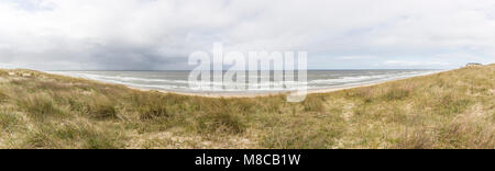 Strand en duinen Zandvoort met Hollandse wolkenlucht Stockfoto