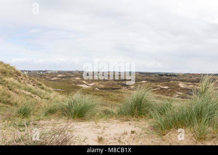 Strand en duinen Zandvoort met Hollandse wolkenlucht Stockfoto