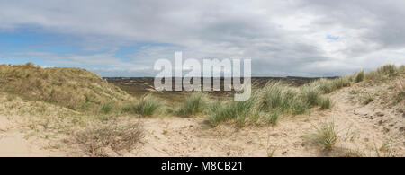 Strand en duinen Zandvoort met Hollandse wolkenlucht Stockfoto