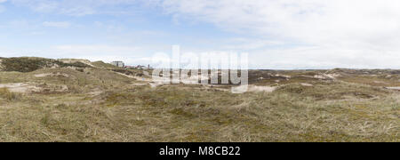 Strand en duinen Zandvoort met Hollandse wolkenlucht Stockfoto