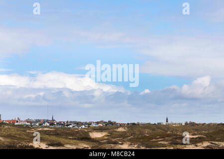 Strand en duinen Zandvoort met Hollandse wolkenlucht Stockfoto