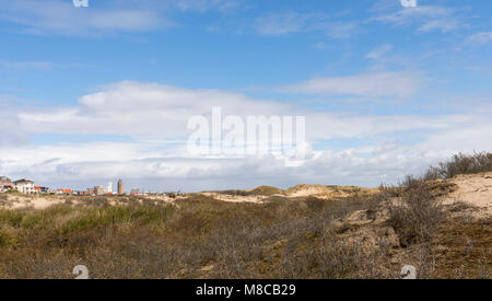 Strand en duinen Zandvoort met Hollandse wolkenlucht Stockfoto