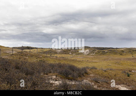 Strand en duinen Zandvoort met Hollandse wolkenlucht Stockfoto