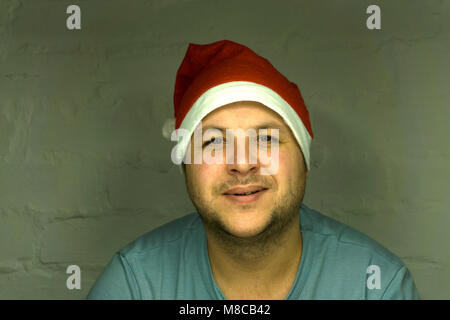 Die Holly Jolly x mas festliche Erinnerungen. Lustige Saint Nicholas Fotograf in Rot traditionelle Outfit, Kopf Verschleiß zeigt Frieden Geste und macht s Stockfoto