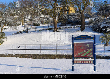 Southend Cliff Gardens, Western Esplanade, Southend On Sea, Essex, Großbritannien. Schnee bedeckt von Tier aus dem Osten wetter Phänomen Stockfoto