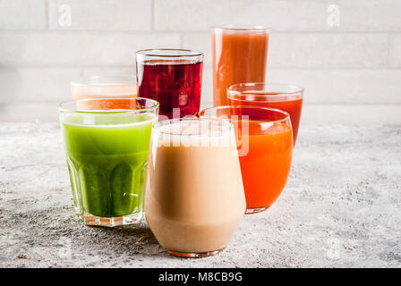 Gesunde Ernährung Konzept, verschiedene Obst- und Gemüsesäfte Smoothie in Gläsern Stockfoto