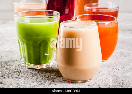 Gesunde Ernährung Konzept, verschiedene Obst- und Gemüsesäfte Smoothie in Gläsern Stockfoto