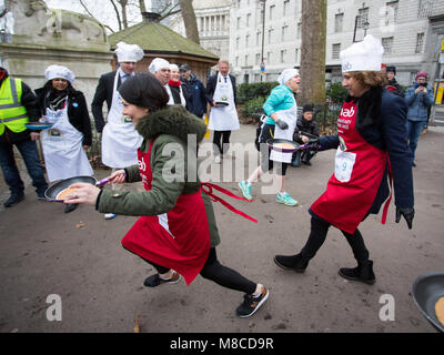 Die 21. jährliche Rehab parlamentarischen Pancake Race, von Lyle's Golden Syrup unterstützt, zwischen einem Team von MPs und Medien in Victoria Tower Gardens, Millbank. Mit: Atmosphäre, Wo: London, England, Großbritannien Wann: 13.Feb 2018 Credit: Wheatley/WANN Stockfoto