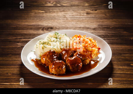 Gebratene Fleischbällchen, Kartoffelpüree und Gemüse Stockfoto