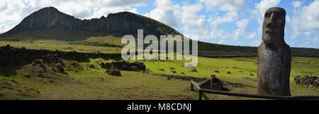 Moais in den Hängen des Rano Raraku, Rapa Nui (Osterinsel) Stockfoto