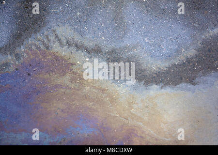 Oelteppich auf Asphaltstraße Hintergrund oder Textur Stockfoto
