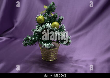 Mini Weihnachtsbaum dekoriert Stockfoto