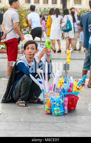 Einem Straßenhändler verkaufen billig Spielzeug einschließlich beleuchtete Schwerter, Pokemon und Bubble Maschinen, Ho Chi Minh City, Saigon, Vietnam Stockfoto