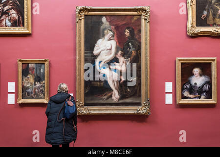 London. England. UK. Dulwich Picture Gallery, Besucher von Peter Paul Rubens'' Venus, Mars und Amor" suchen kann. 1635. Stockfoto