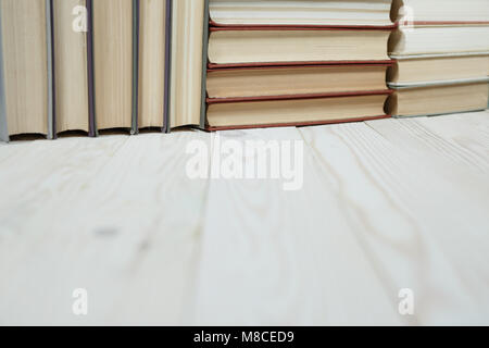 Stapel alter Bücher übereinander gestapelt. Stockfoto