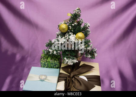 Weihnachtsgeschenke unter dem Baum Stockfoto