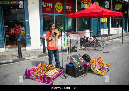 Georgetown, Penang, Malaysia - Dezember 13, 2015: Traditionelle musikalische Leistung Straße entlang der Beach Street, Georgetown, Malaysia. Der Lebuh Pantai oder am Strand Stockfoto