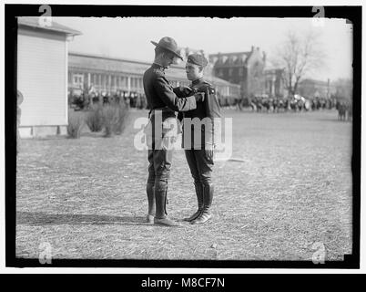 Ein Foto von Lieutenant C. Drew, der für seinen Militärdienst dekoriert wurde. Das Bild fängt einen Moment der Ehre und Anerkennung innerhalb der militärischen Tradition ein. Stockfoto