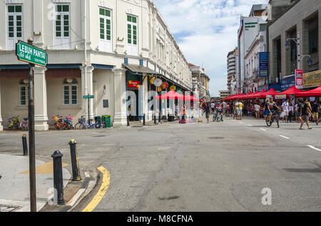 Georgetown, Penang, Malaysia - Dezember 13, 2015: Das Erbe der traditionellen malaysischen Häuser aus der Kolonialzeit an der Beach Street in Georgetown, Malaysia Stockfoto