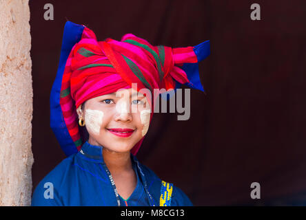 Junge Pa O Dame mit buntem Kopftuch & Thanaka auf dem Gesicht im Shwe Indein Pagoda Komplex, Shan Staat, Inle See, Myanmar (Burma), Asien im Februar Stockfoto