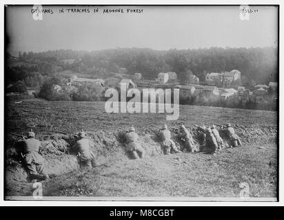 Dieses Bild zeigt deutsche Soldaten in Schützengräben während der Schlacht im Argonne-Wald und zeigt die harten Bedingungen des Grabenkriegs während des Ersten Weltkriegs. Das Foto zeigt die Widerstandsfähigkeit der Soldaten gegenüber der Schlacht. Stockfoto