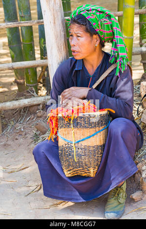 Burmesische Frau aus dem Stamm Pa O, die im Februar in Indein Village, Inle Lake, Shan State, Myanmar (Burma), Asien sitzt Stockfoto