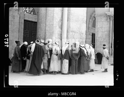 Gruppen von Arabern vor El - Aksa (d. h., al-Aqsa) Moschee lesen rebel Poster. Freitag, September 16, 1938, näher - bis LOC 18730 matpc. Stockfoto