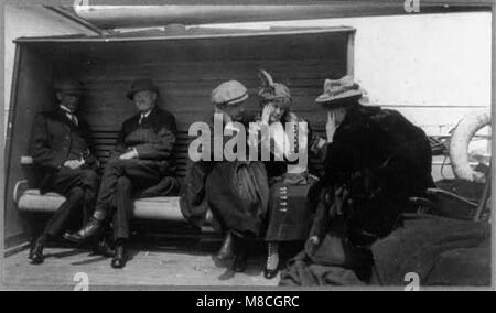 Überlebende der Titanic-Katastrophe an Bord der Carpathia, einschließlich Mr. Und Mrs. G.A. Harder und Mrs. Charles M. Hayes. Das Bild zeigt den ergreifenden Moment der Unterhaltung zwischen den Überlebenden. Stockfoto