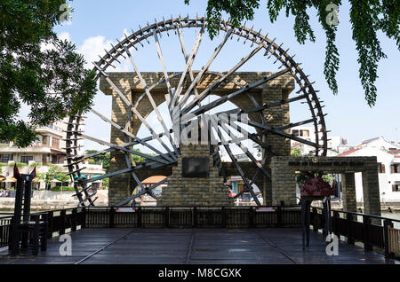 MELAKA, MALAYSIA - Aug 2: Die Replik von Melaka Malayischen Sultanat Wasserrad in der Nähe der Fluss Melaka am 2. August 2015 in Melaka, Malaysia. Stockfoto